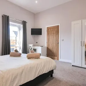 rose-luxury-2-bed-cottage-with-private-hot-tub.yorkshirehotels.net/